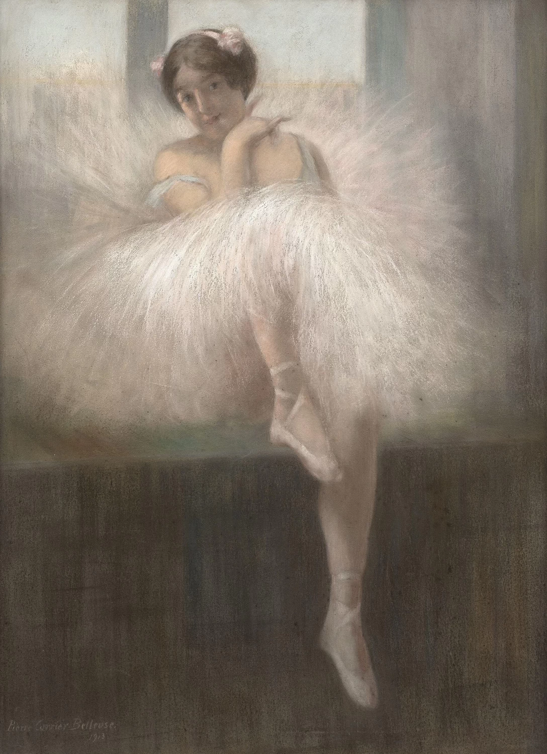 Ballerina seduta sul davanzale di una finestra